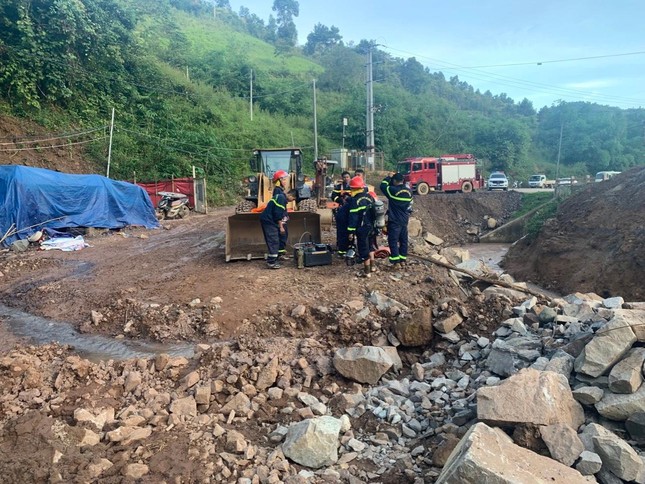 Hình ảnh hiện trường vụ công nhân mắc kẹt trong đường hầm dài 200m ngập nước ở Điện Biên ảnh 2
