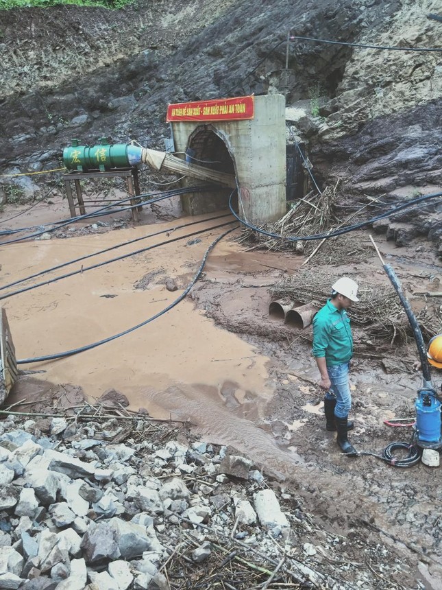 Hình ảnh hiện trường vụ công nhân mắc kẹt trong đường hầm dài 200m ngập nước ở Điện Biên ảnh 5