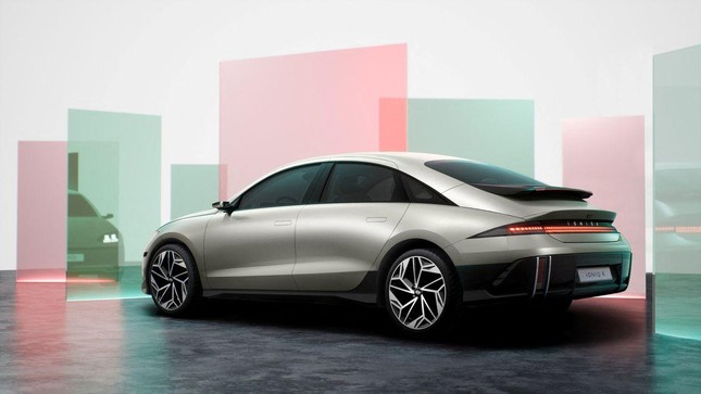 Hyundai trình làng mẫu sedan chạy điện đầu tiên ảnh 2