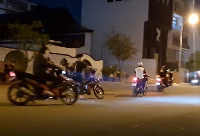Chặn đường tổ chức đua xe giữa đêm, nhóm thanh niên bị công an vây bắt ảnh 1