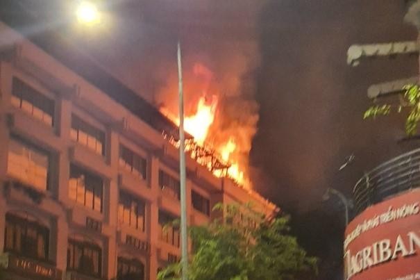 Cháy lớn kèm tiếng nổ trên sân thượng tòa nhà ảnh 1