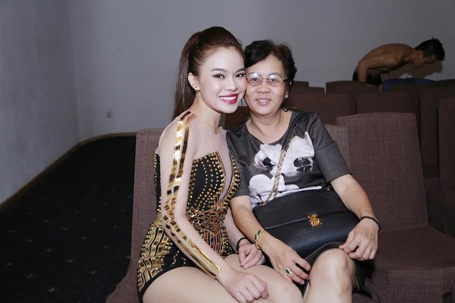 Giang Hồng Ngọc 'thót tim' với màn đu người trên gậy ảnh 10