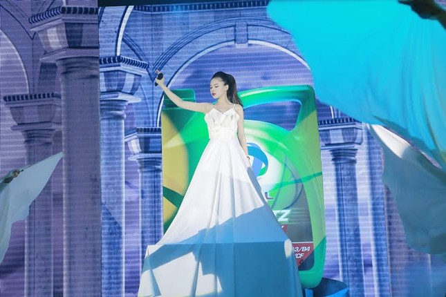 Giang Hồng Ngọc 'thót tim' với màn đu người trên gậy ảnh 9