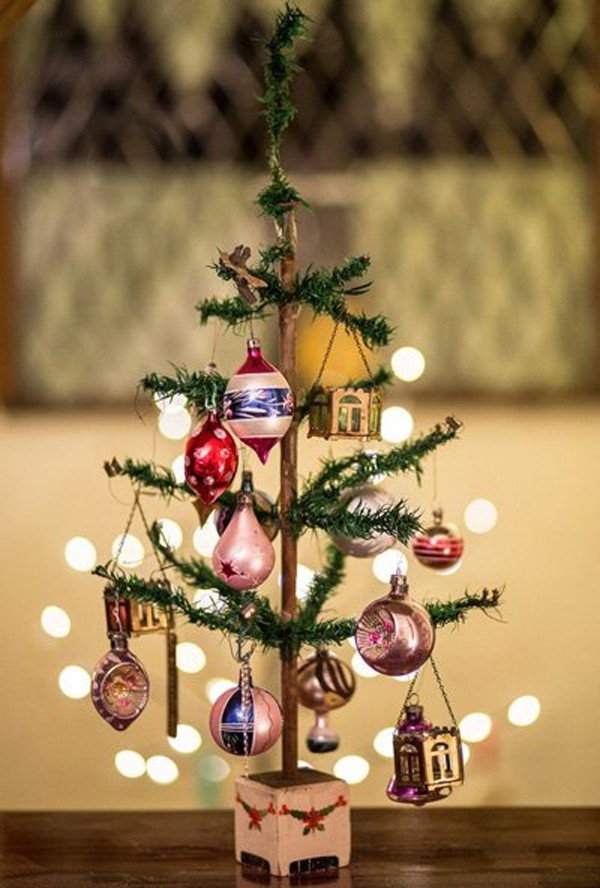 Cây thông Noel gần trăm tuổi sống sót qua trận bom của Hitle ảnh 1