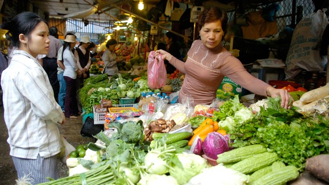 Giá được kiểm soát hay dân cạn tiền? ảnh 1