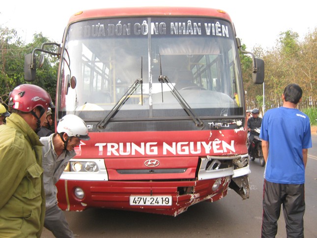 Gây tai nạn, ô tô kéo lê xe máy gần 200m ảnh 1