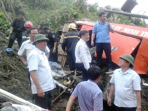 Bộ trưởng Thăng bám dây thừng xuống vực xe khách gặp nạn ảnh 1