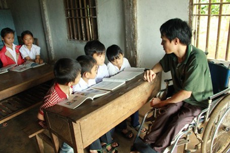 Thầy giáo liệt hai chân mở lớp miễn phí dạy trẻ nghèo ảnh 1
