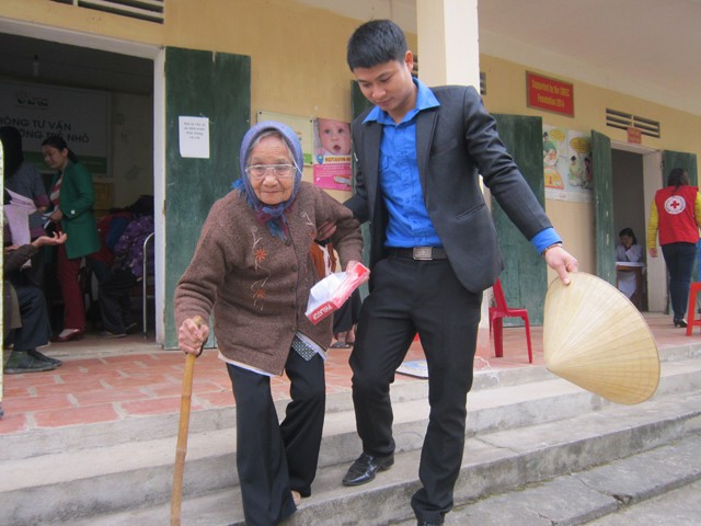 Khám chữa bệnh và phát thuốc miễn phí cho người nghèo ảnh 5