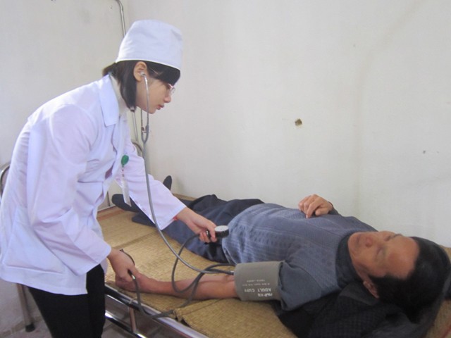 Khám chữa bệnh và phát thuốc miễn phí cho người nghèo ảnh 1