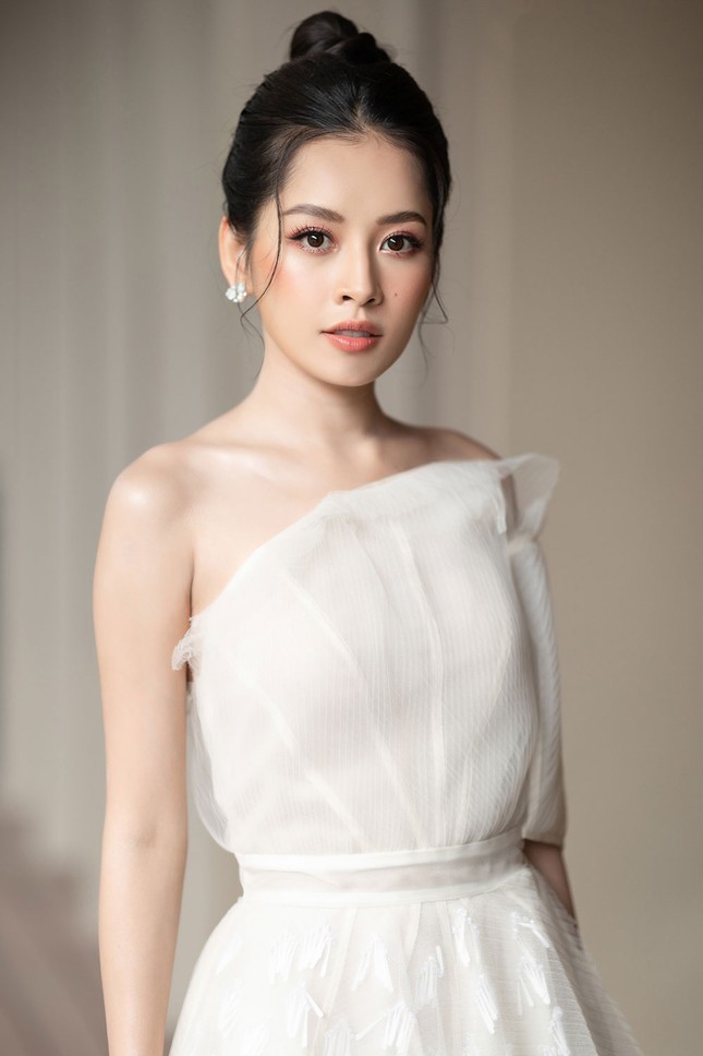 Chi Pu đẹp tinh khôi, rạng rỡ trong váy cưới trắng ảnh 1