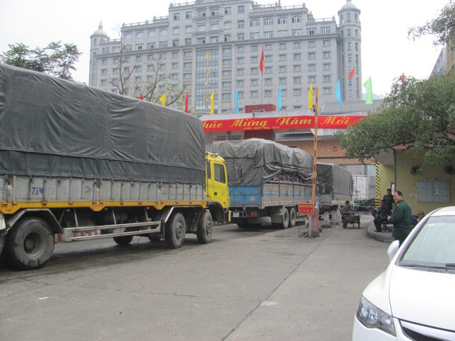 Hàng trăm xe hoa quả ùn tắc tại cửa khẩu Tân Thanh ảnh 1
