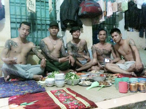 'Đại bàng' khoe tiệc trong trại lên... Facebook ảnh 1