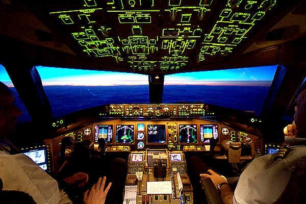 Phi công Boeing mất tích từng cho phụ nữ vào buồng lái ảnh 1