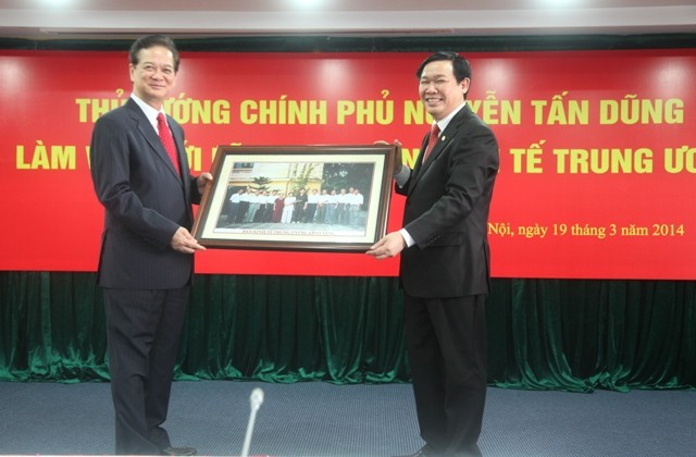 Thủ tướng làm việc với Ban Kinh tế Trung ương ảnh 1