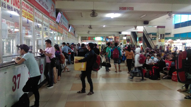 Đường phố Sài Gòn kẹt cứng, hành khách bỏ taxi cuốc bộ vào bến xe ảnh 4