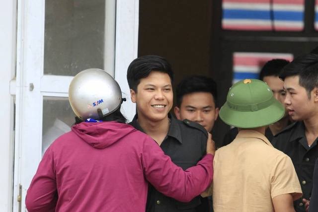 Vỡ oà giây phút bàn giao 19 cán bộ, chiến sỹ ở Đồng Tâm ảnh 7