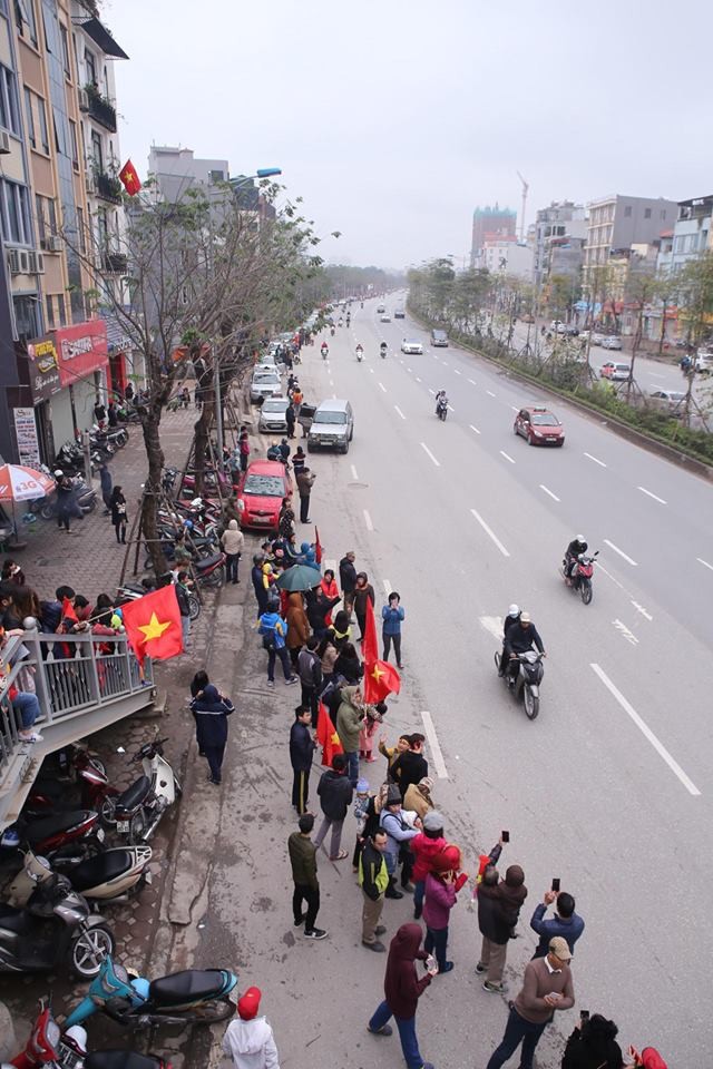 CĐV ùn ùn xuống đường đón các 'chiến binh quả cảm' U23 Việt Nam ảnh 13