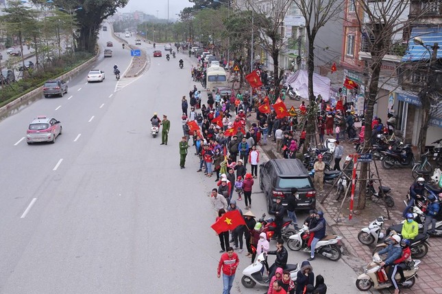 CĐV ùn ùn xuống đường đón các 'chiến binh quả cảm' U23 Việt Nam ảnh 18