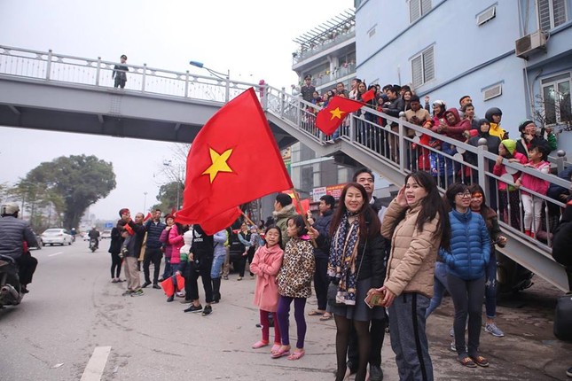 CĐV ùn ùn xuống đường đón các 'chiến binh quả cảm' U23 Việt Nam ảnh 10