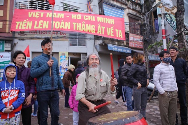 CĐV ùn ùn xuống đường đón các 'chiến binh quả cảm' U23 Việt Nam ảnh 12