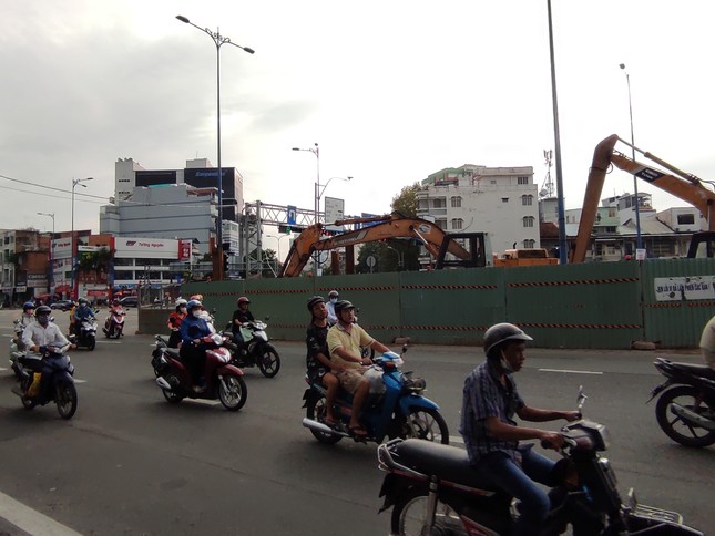 Lô cốt chống ngập bủa vây đường phố Sài Gòn ảnh 2