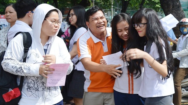 Thí sinh vui vì làm được bài thi môn Tiếng Anh ảnh 1