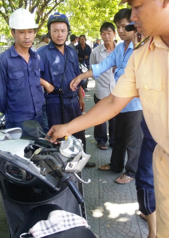 Phượng vĩ đổ ngang đường, hai người thoát chết trong gang tấc ảnh 2