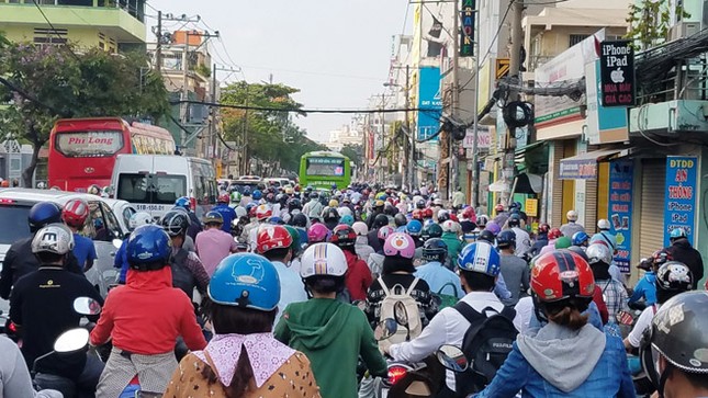 Xe máy chiếm đất thành phố, thủ phạm gây ùn tắc giao thông ảnh 1