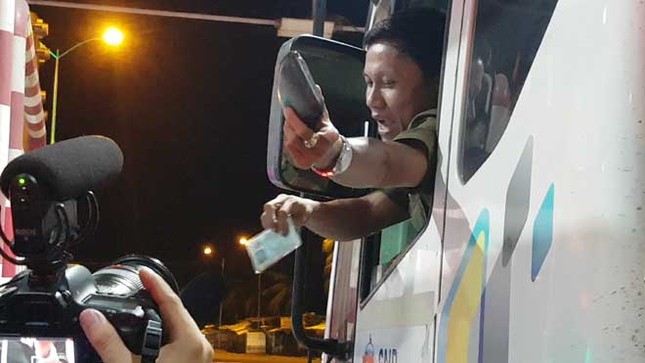 BOT Cai Lậy thu phí trở lại lúc nửa đêm: Nhân viên và tài xế đôi co qua trạm ảnh 8