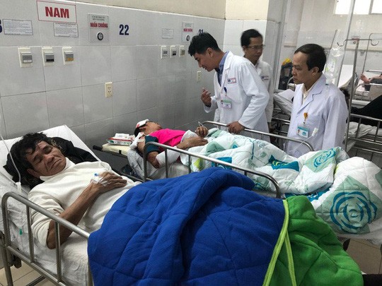 Vụ lật xe làm 13 người thương vong: Tài xế nghe điện thoại khi lái xe? ảnh 2