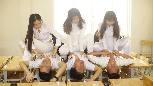 Choáng với những bộ kỷ yếu ‘Vỗ mông, hôn má, mình cưới nhau đi’ ảnh 6