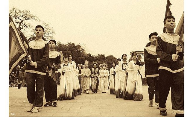Choáng với những bộ kỷ yếu ‘Vỗ mông, hôn má, mình cưới nhau đi’ ảnh 5