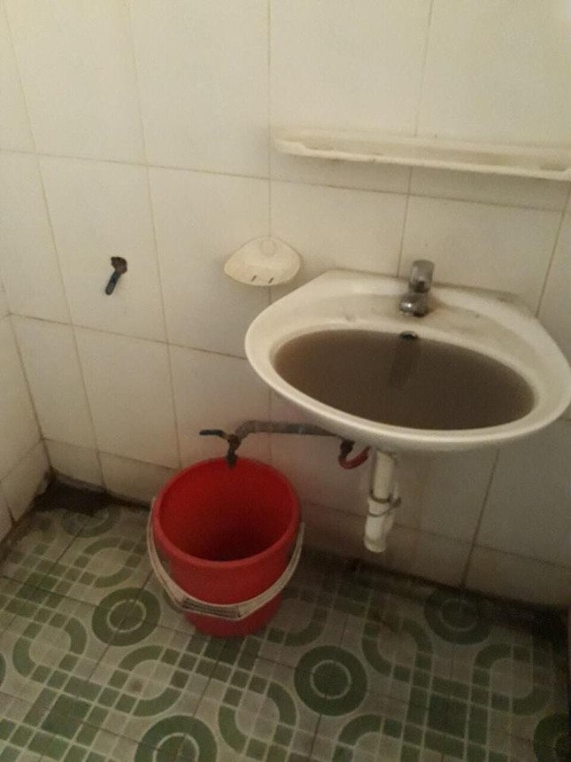 Ác mộng nhà vệ sinh trường học: ‘Khổ lắm, nói mãi’ ảnh 1