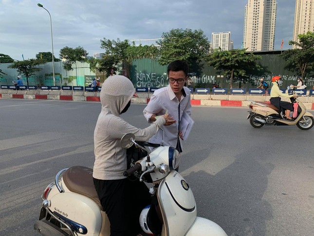 Trời nắng nóng, nhiều sĩ tử 'cưỡi xế hộp' đi thi ảnh 6