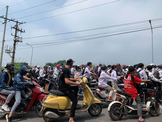 Trời nắng nóng, nhiều sĩ tử 'cưỡi xế hộp' đi thi ảnh 5