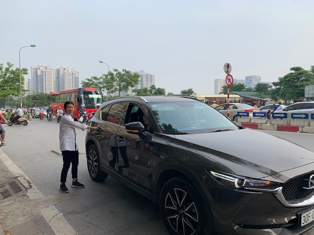 Trời nắng nóng, nhiều sĩ tử 'cưỡi xế hộp' đi thi ảnh 1