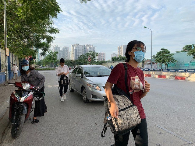Trời nắng nóng, nhiều sĩ tử 'cưỡi xế hộp' đi thi ảnh 3
