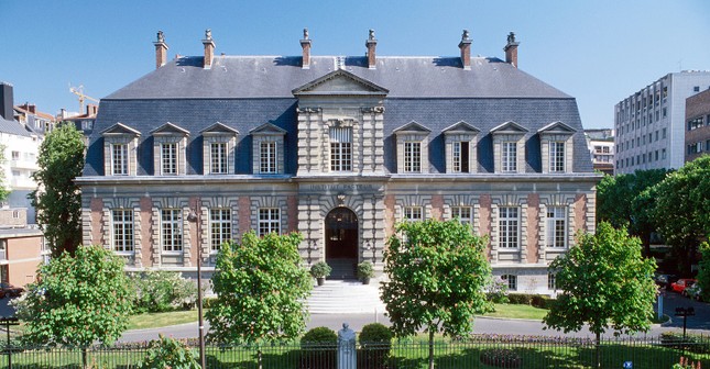 Chi nhánh đầu tiên ngoài nước Pháp của Viện Pasteur Paris đặt ở nước nào?