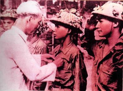 Trong chiến dịch Điện Biên Phủ, có bao nhiêu cán bộ, chiến sĩ lập công xuất sắc được Nhà nước phong tặng danh hiệu Anh hùng?