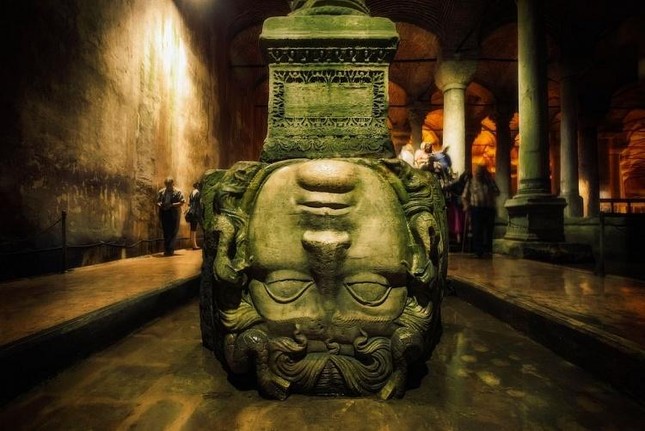 Basilica Cistern được xây dựng từ loại đá nào?