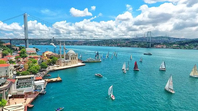 Istanbul còn được mệnh danh là thành phố…?