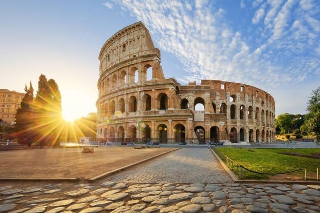 Đấu trường La Mã (Colosseum) có sức chứa bao nhiêu người?