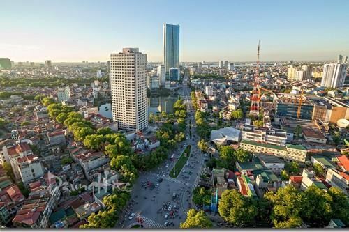 Thành phố nào có tên gọi khác là 'thành phố sông hồ'?