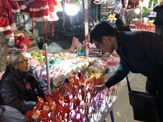 Nhộn nhịp thị trường đồ trang trí, quà tặng Noel ảnh 18