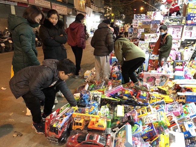 Nhộn nhịp thị trường đồ trang trí, quà tặng Noel ảnh 9