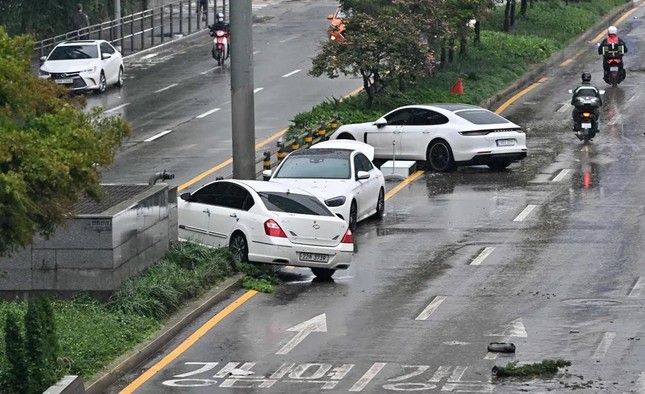 Ô tô nằm la liệt sau trận mưa lũ kỉ lục tại thủ đô của Hàn Quốc ảnh 2