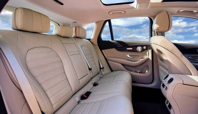 Mercedes-Benz GLC L được tăng chiều dài trục cơ sở.