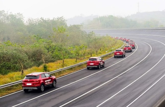 Hãng xe Trung Quốc lập kỷ lục với đoàn diễu hành xe tự động lái ảnh 1
