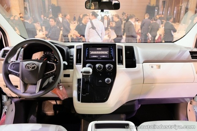 Toyota Hiace 2019 có giá bán từ 706 triệu đồng tại Philippines ảnh 4